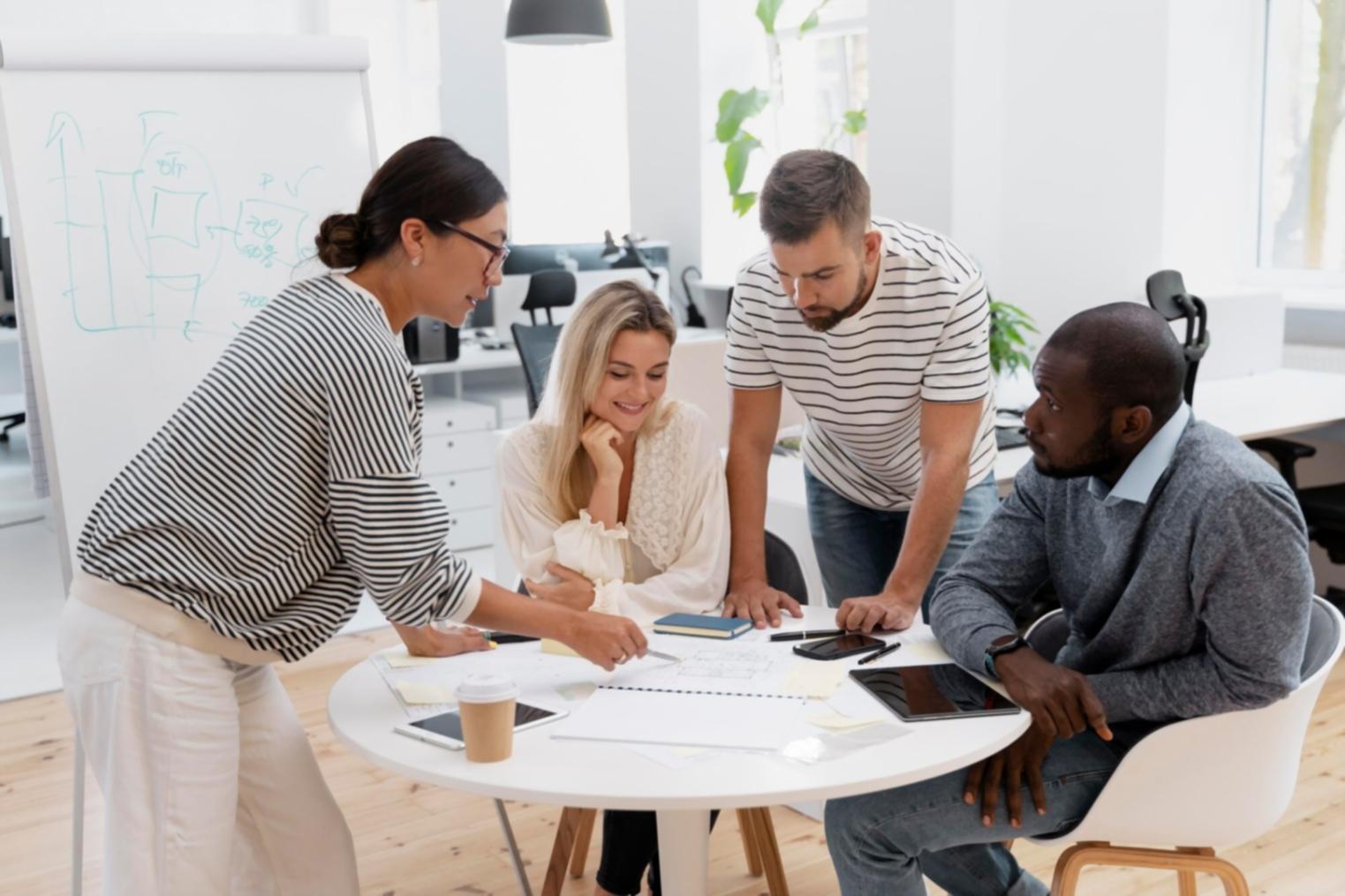 Strukturierter Arbeitsplatz für effektives Fernlernen mit digitalen Werkzeugen